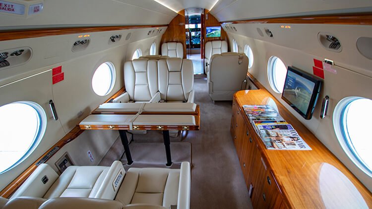 Avião da Amaro Aviation pronto para o início do serviço de bordo.