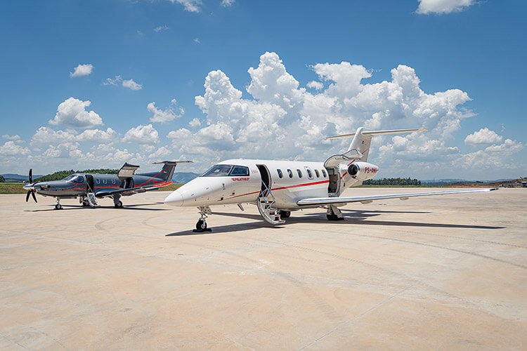 Avião Pilatus da Amaro Aviation pronto para o embarque em aeroporto.