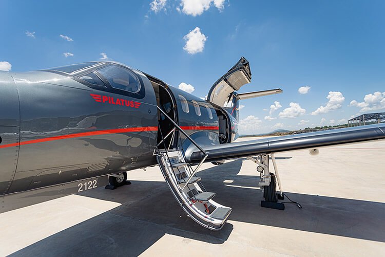 Avião Pilatus da Amaro Aviation pronto para o embarque em aeroporto.