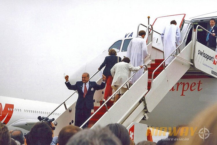 Comandante Rolim, fundador da TAM, embarcando vôo.