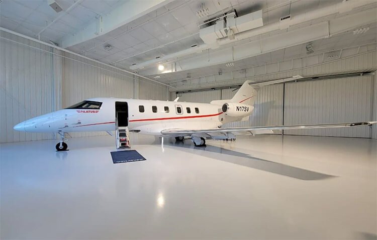 Avião Pilatus da Amaro Aviation pousado em hangar.