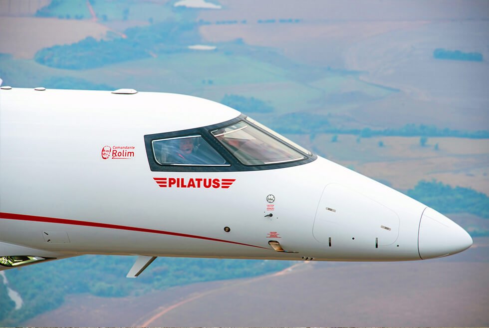 Visão externa da cabine em vôo do avião Pilatus da Amaro Aviation, empresa de aviação executiva.