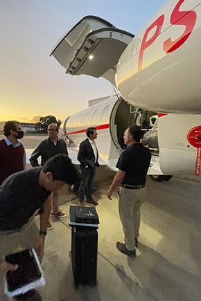 Passageiros esperando para o embarque em avião da Amaro Aviation, empresa de aviação executiva.