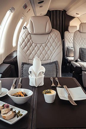 Espaço interno de um dos aviões da Amaro Aviation, empresa de aviação executiva.